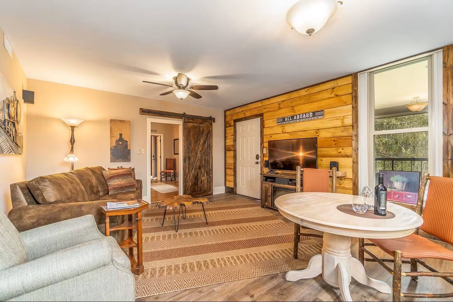 Stylish Downtown Loft: Restaurants • Shops • Train