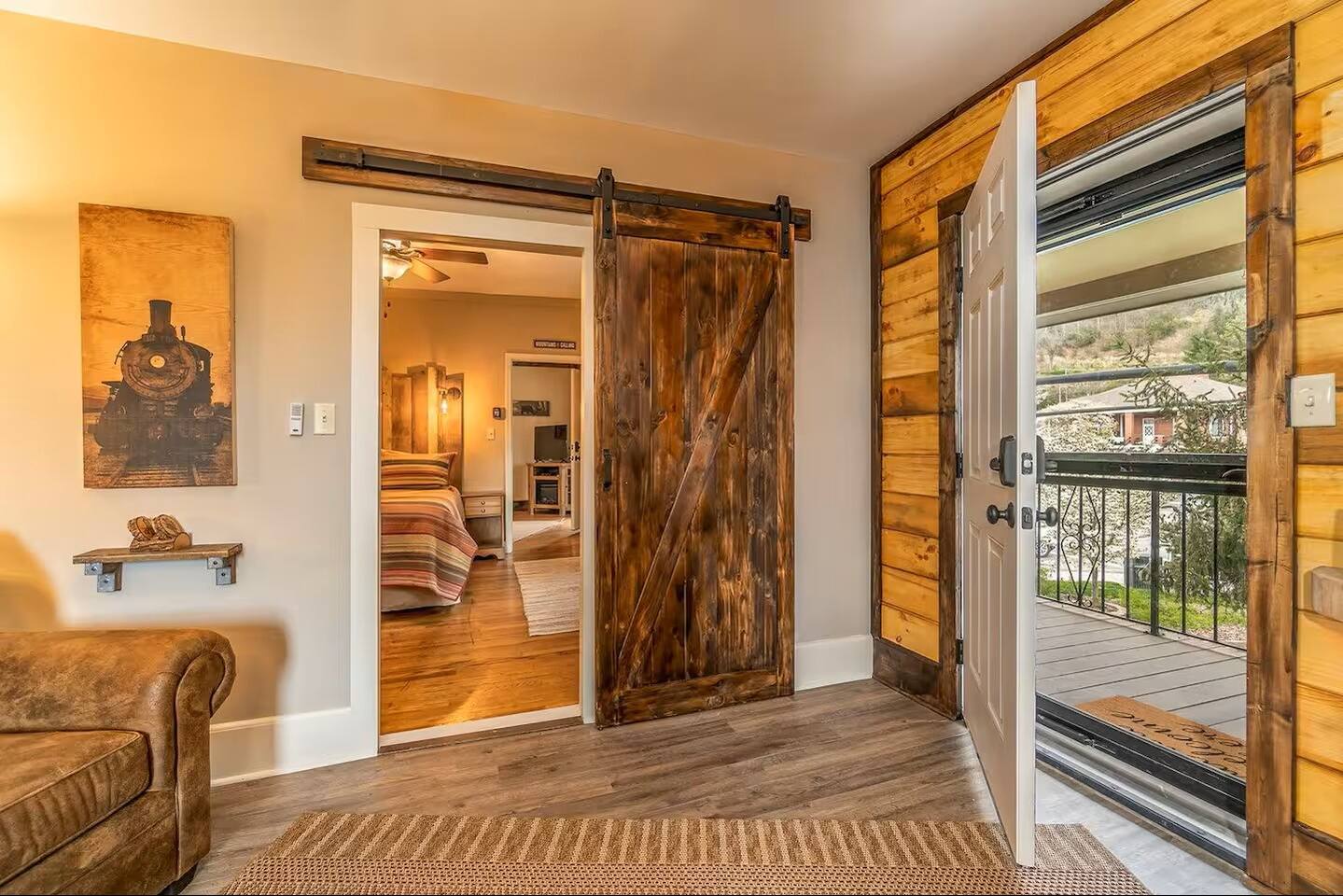 Stylish Downtown Loft: Restaurants • Shops • Train