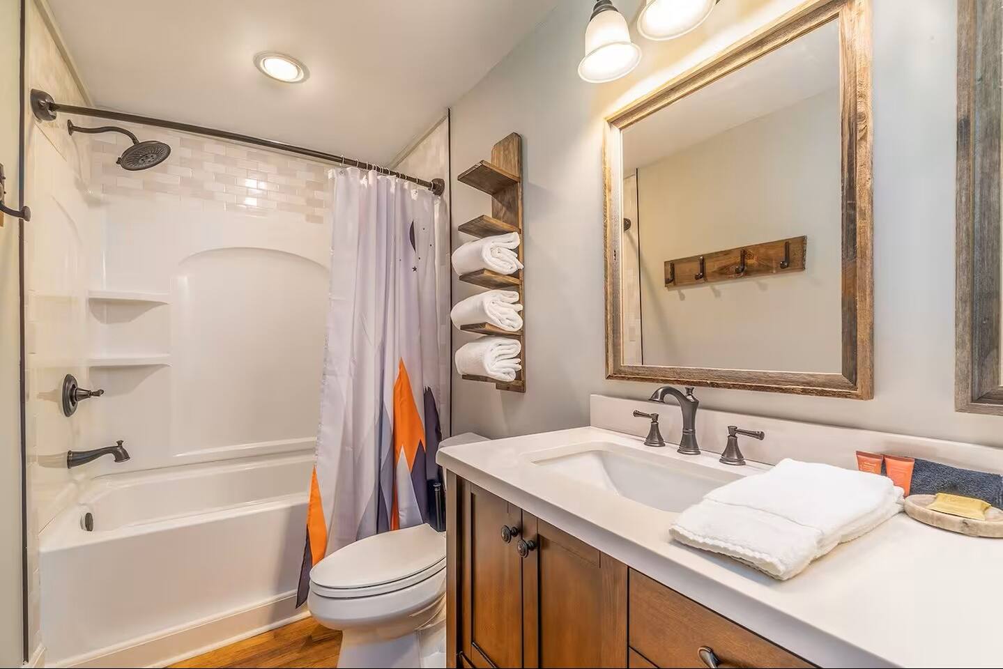 Stylish Downtown Loft: Restaurants • Shops • Train