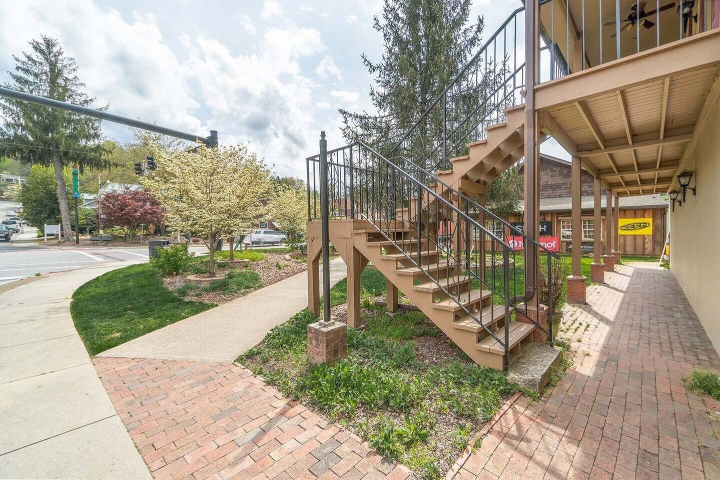 Stylish Downtown Loft: Restaurants • Shops • Train