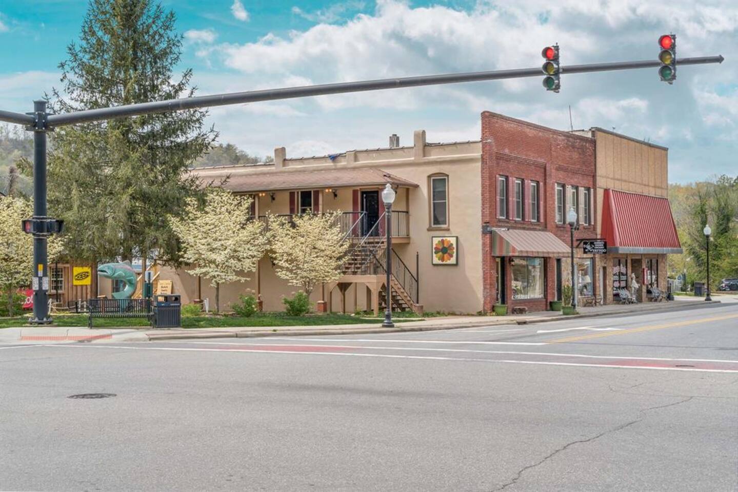 Chic Loft • Downtown • Shops • Train • Restaurants