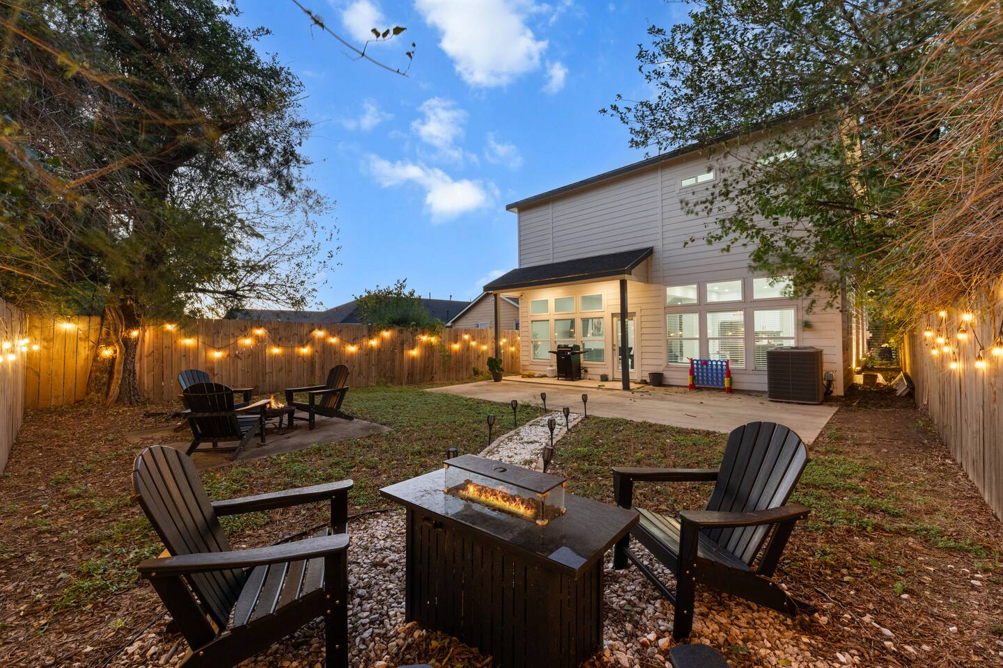 Lux, Backyard Fenced 4 Pets, Firepit, Exec Desk