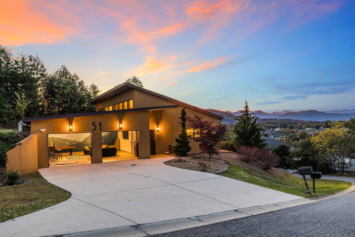 360Mtn Views, OutdoorTheatre, Hottub, Sauna, GmRm — Asheville — vacation rental