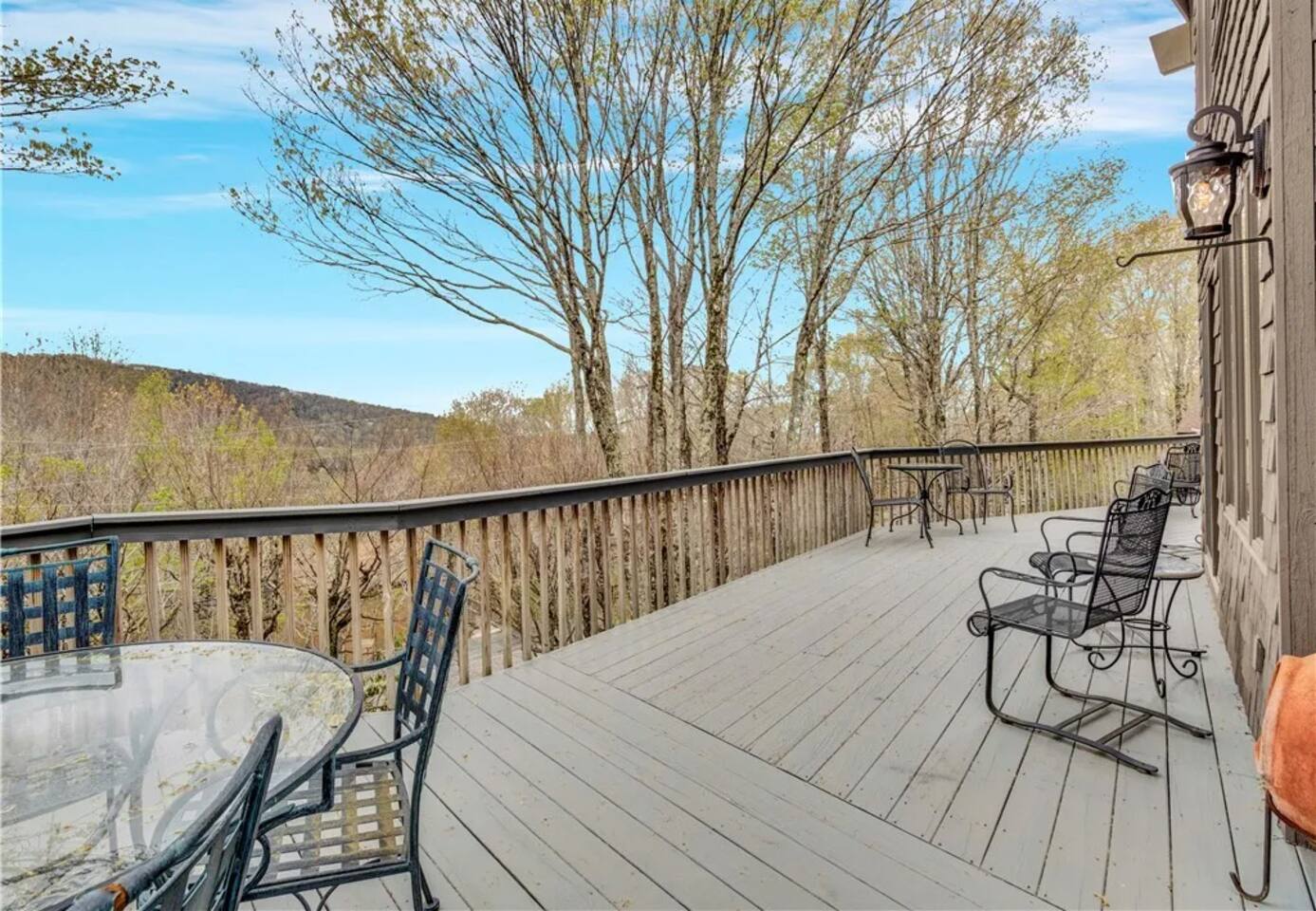 Buc’s Den: Mountain Views and in town!