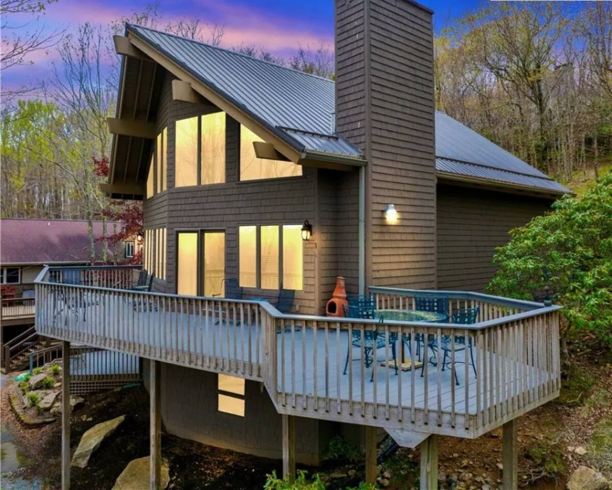 Buc’s Den: Mountain Views and in town!