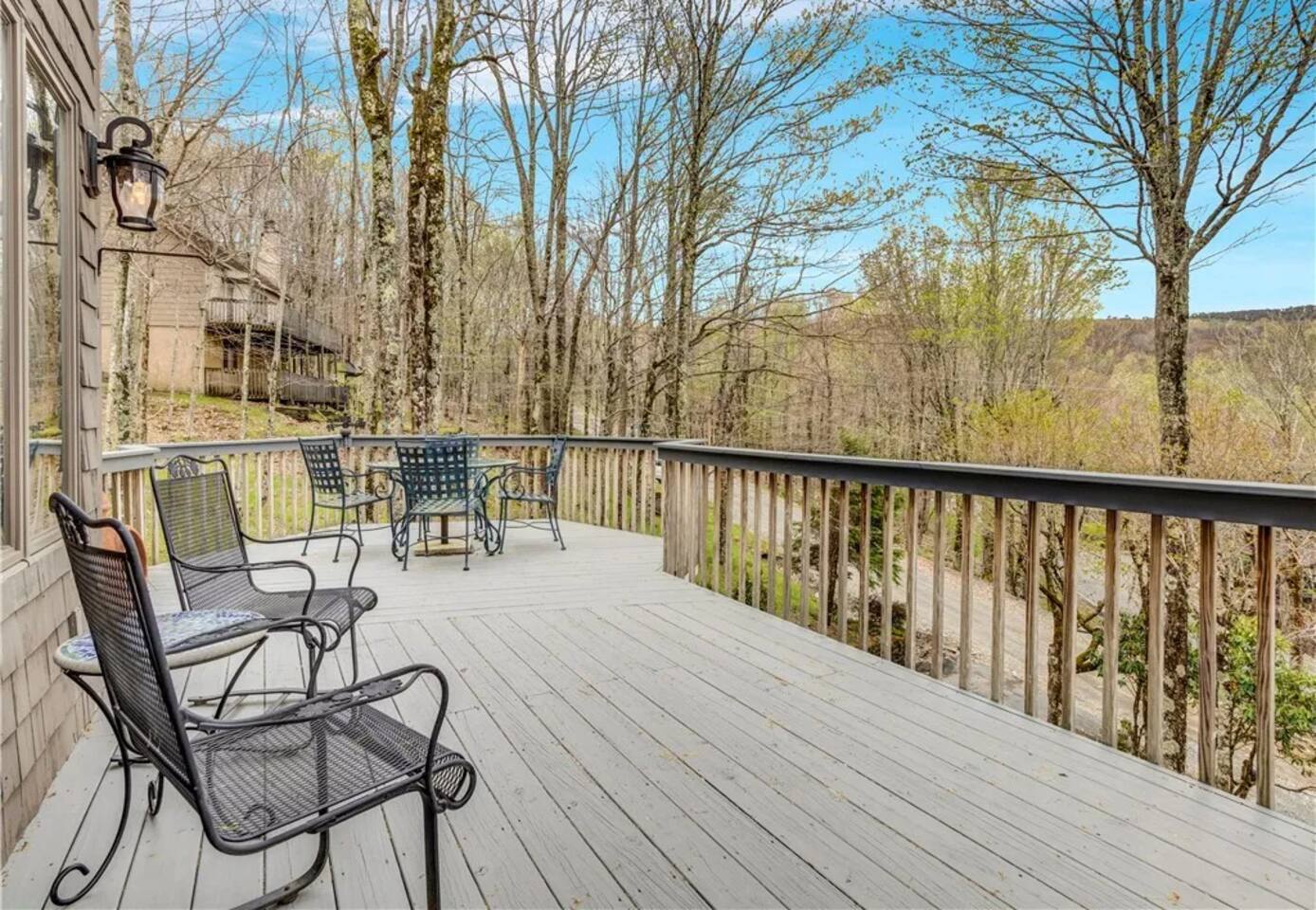 Buc’s Den: Mountain Views and in town!