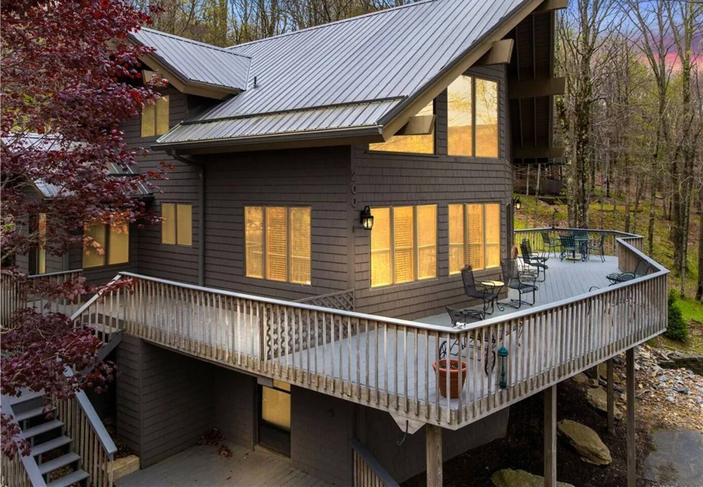 Buc’s Den: Mountain Views and in town!