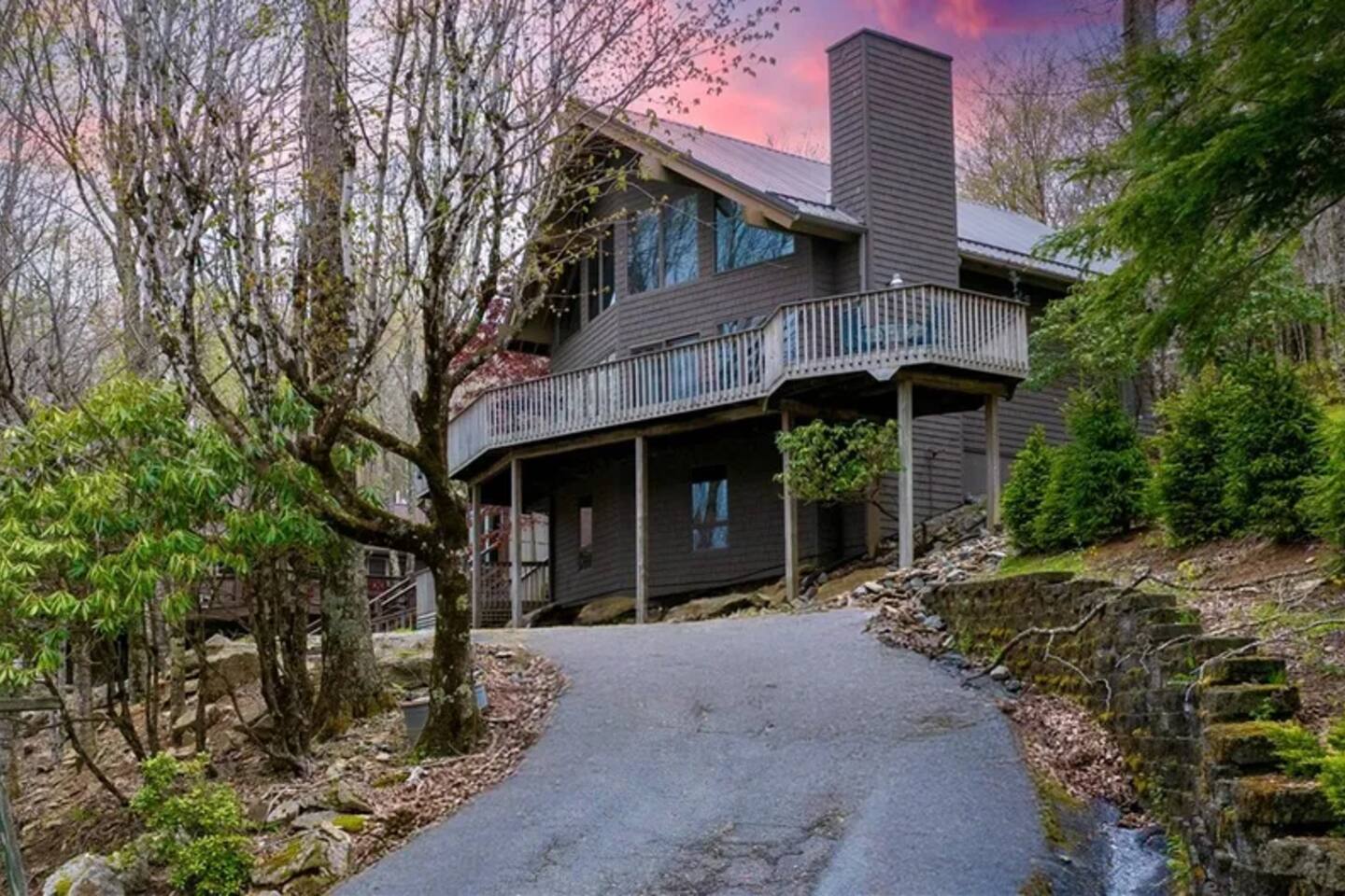 Buc’s Den: Mountain Views and in town!