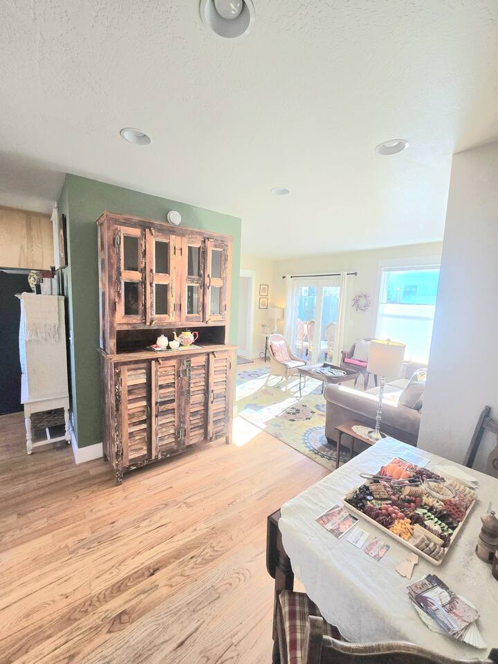 Hideaway at 2nd Street Cottages
