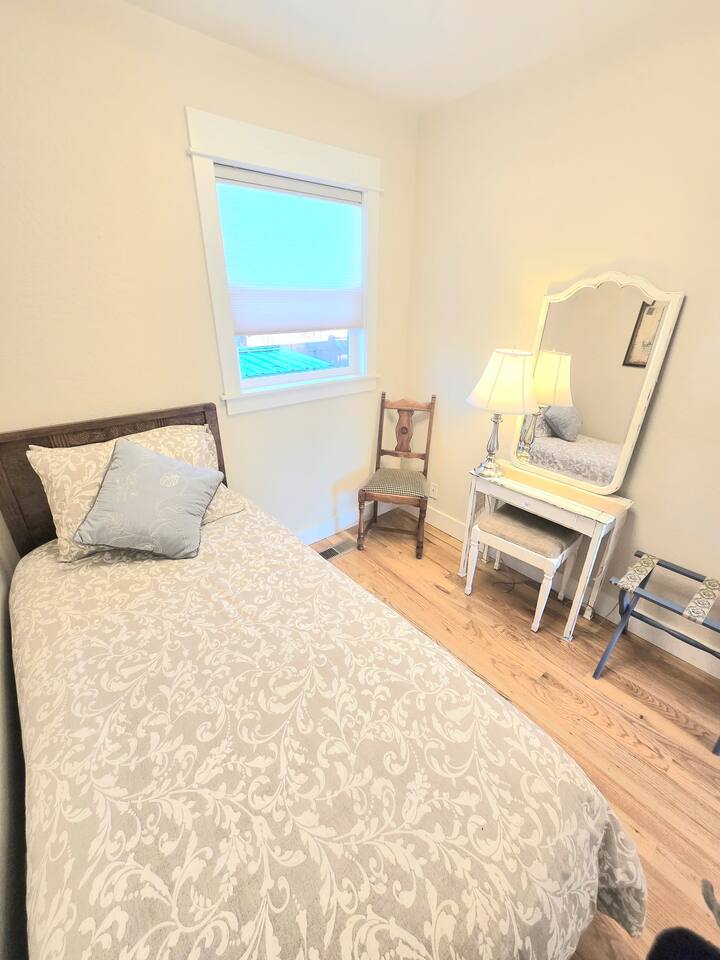 Hideaway at 2nd Street Cottages