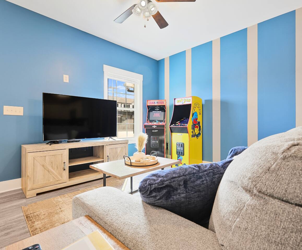 3BR Family Home! GAMES! Playground!
