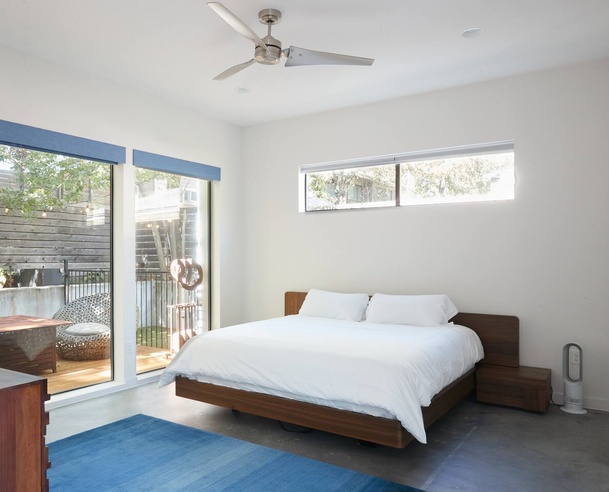 1M to Zilker & Barton Springs ~ Hot Tub ~ 4BR/4BA