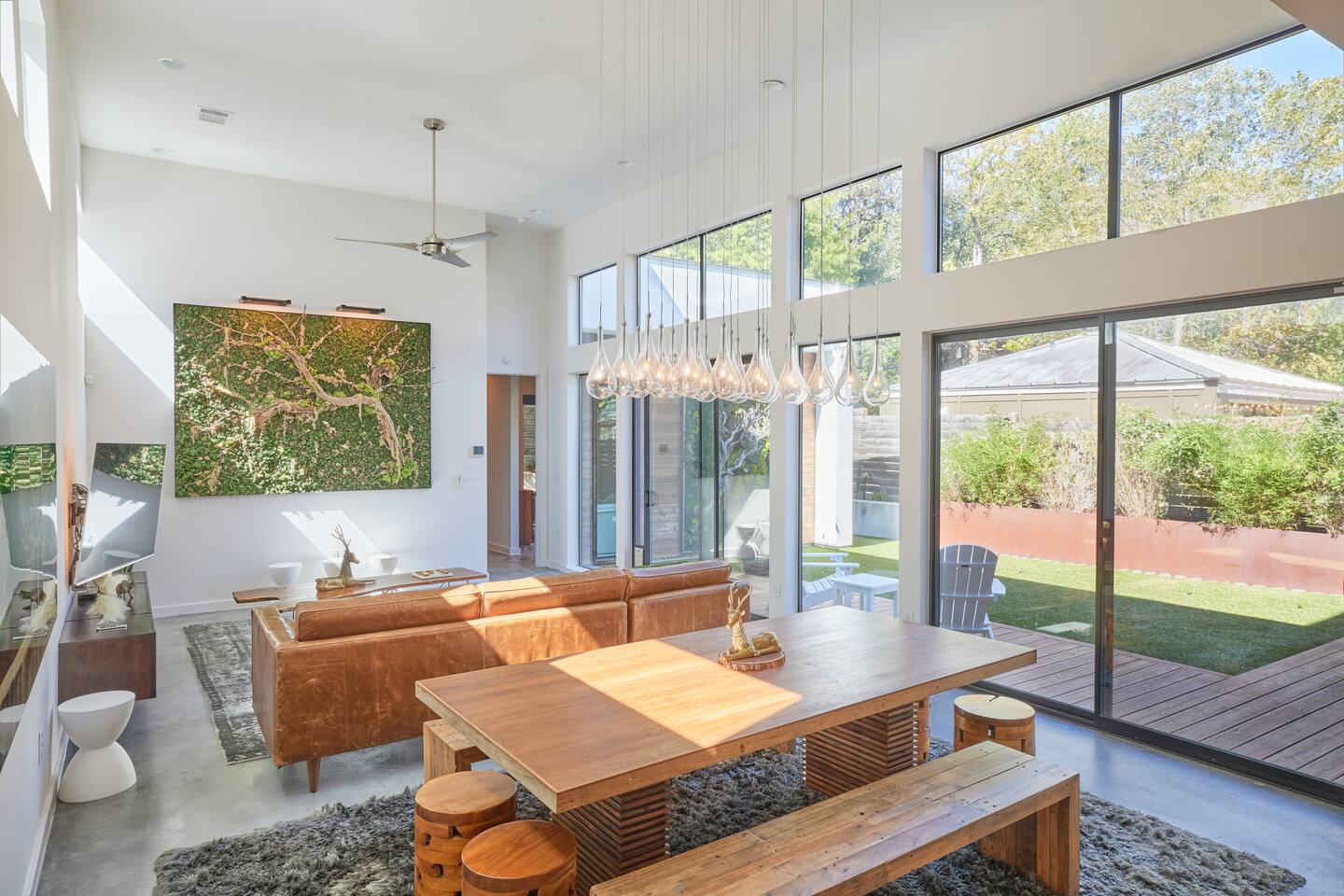 1M to Zilker & Barton Springs ~ Hot Tub ~ 4BR/4BA