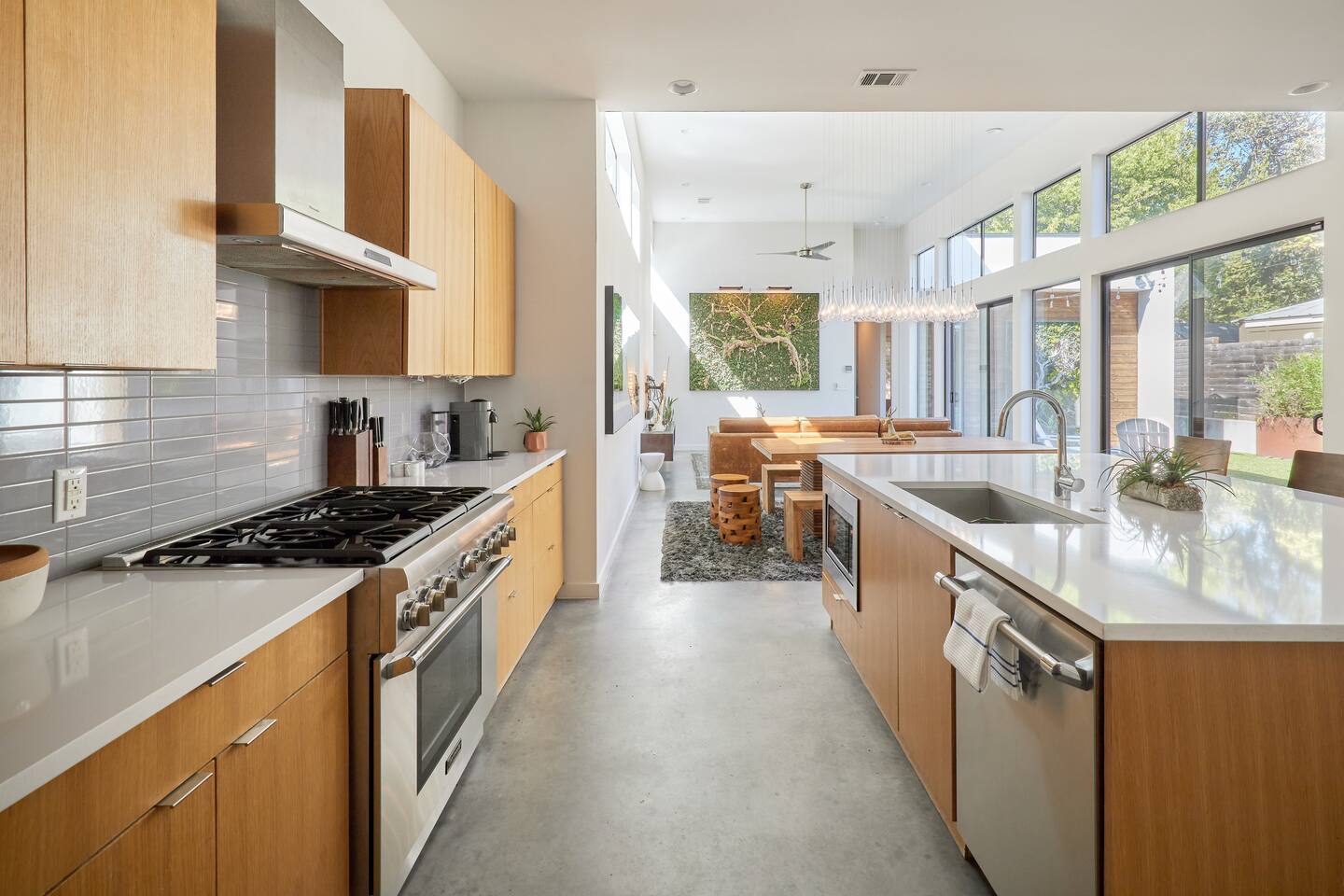 1M to Zilker & Barton Springs ~ Hot Tub ~ 4BR/4BA