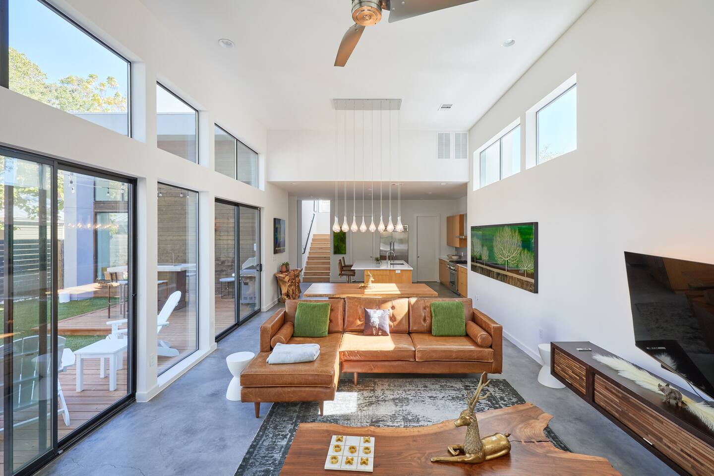 1M to Zilker & Barton Springs ~ Hot Tub ~ 4BR/4BA