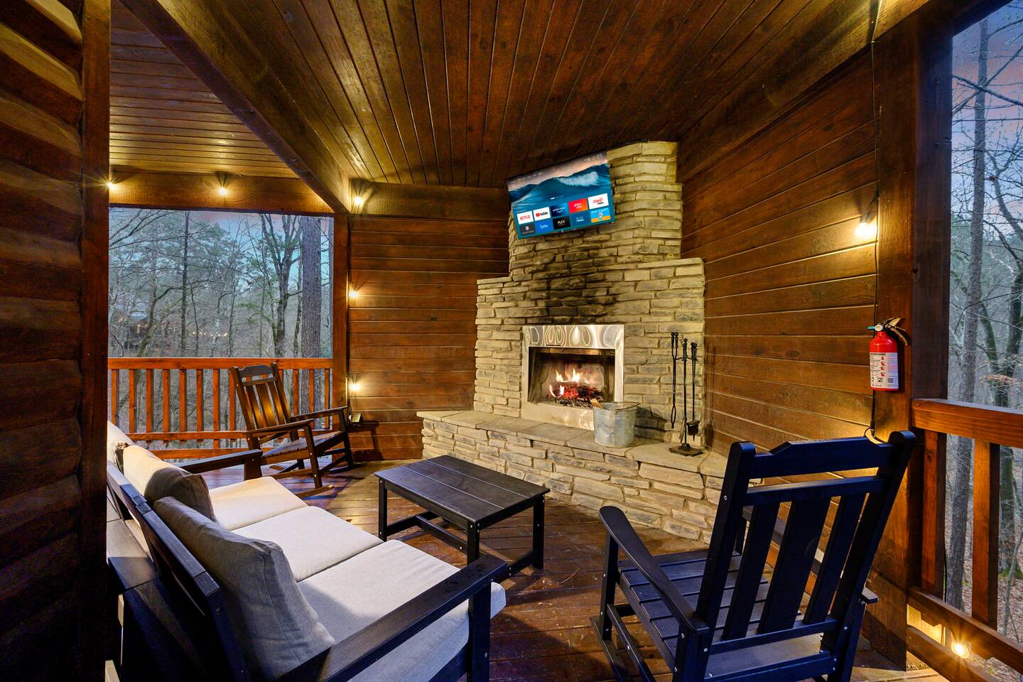 Walk2Town•Private Creek•Hot Tub•Deck•Fireplaces
