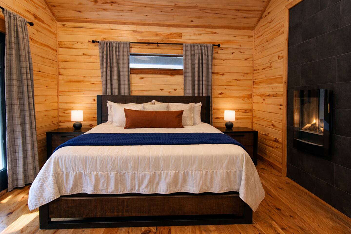 Walk2Town•Private Creek•Hot Tub•Deck•Fireplaces
