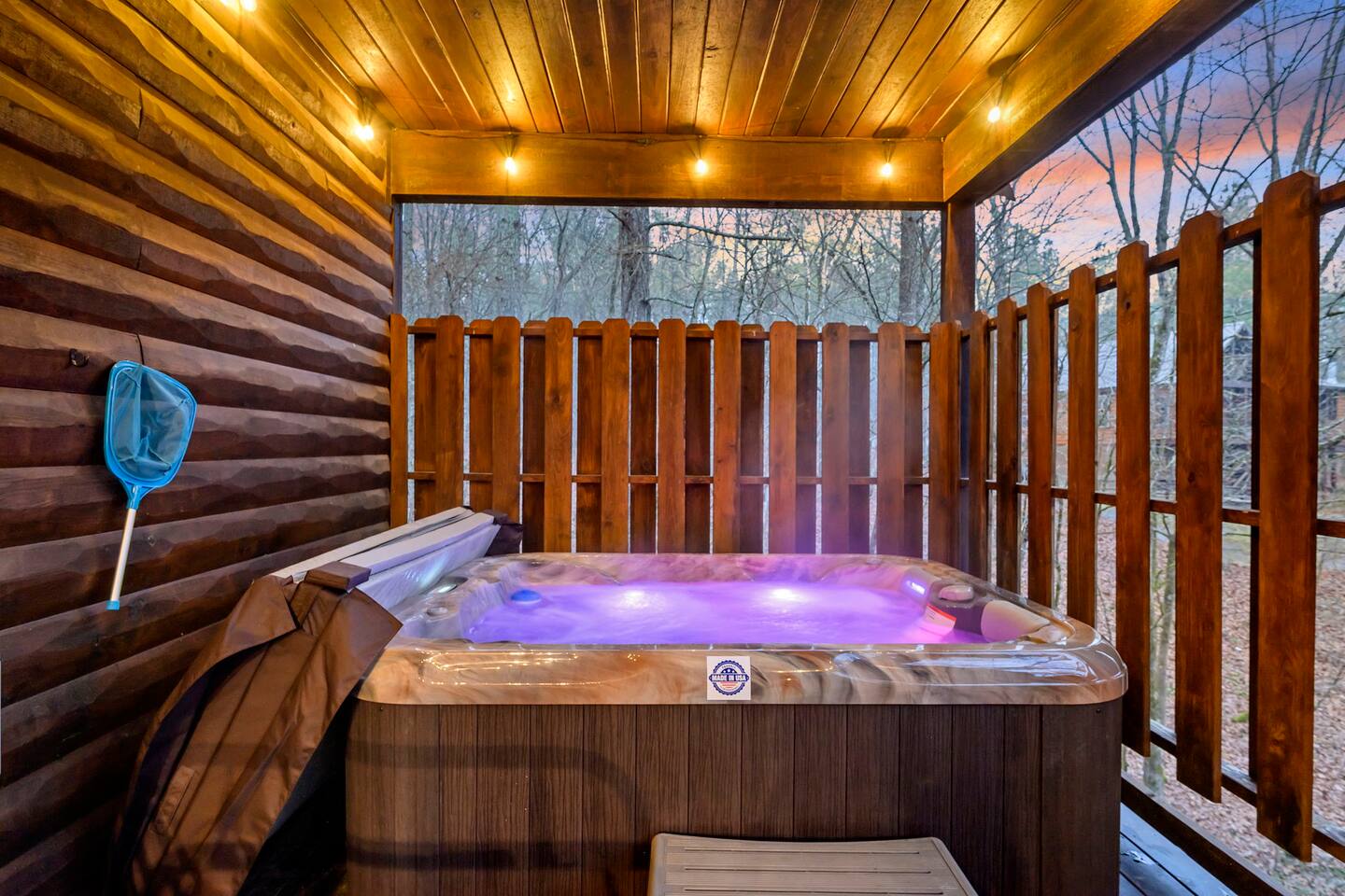 Walk2Town•Private Creek•Hot Tub•Deck•Fireplaces