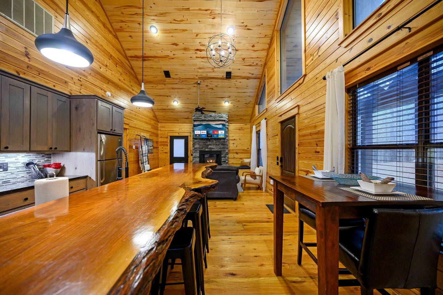 Walk2Town•Private Creek•Hot Tub•Deck•Fireplaces