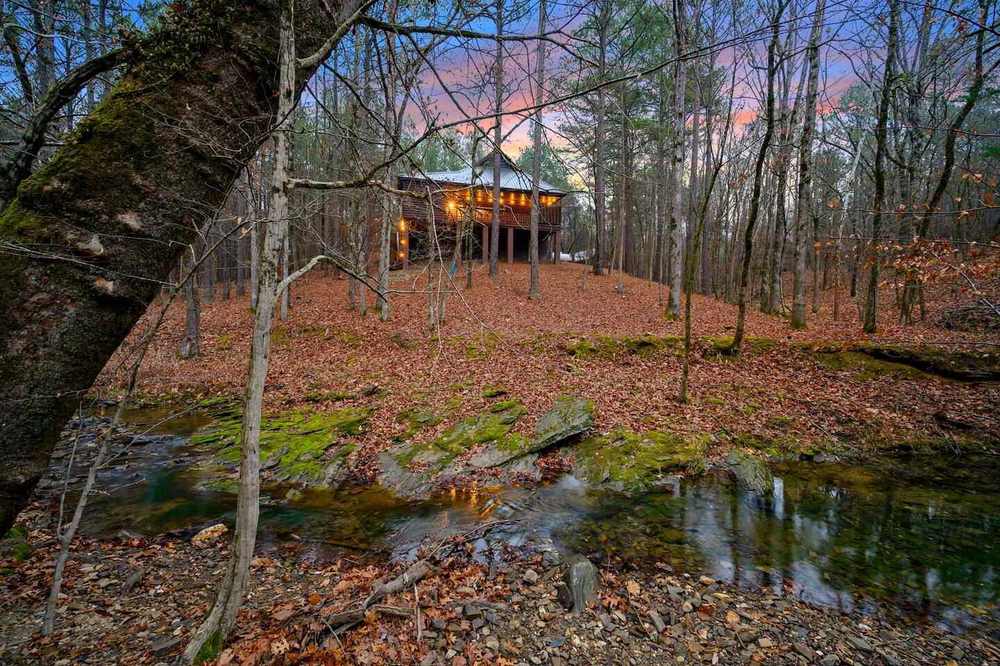 Walk2Town•Private Creek•Hot Tub•Deck•Fireplaces