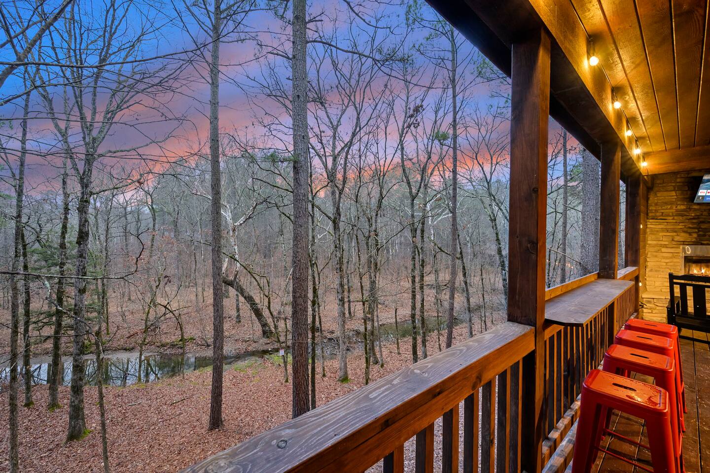 Walk2Town•Private Creek•Hot Tub•Deck•Fireplaces