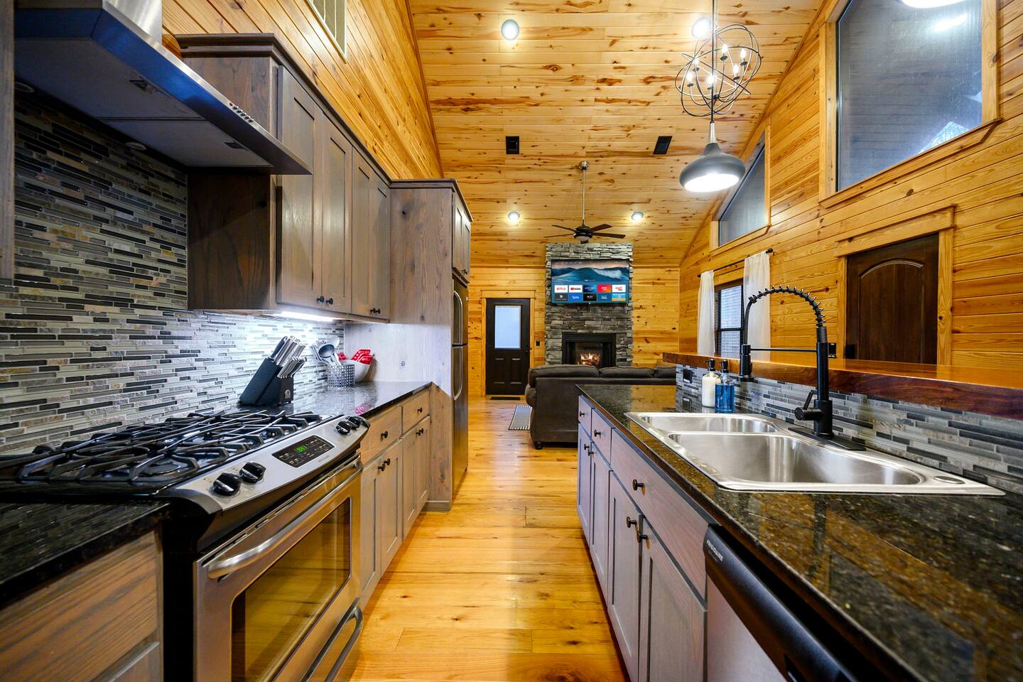 Walk2Town•Private Creek•Hot Tub•Deck•Fireplaces