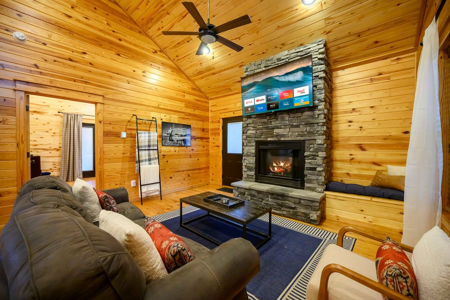Walk2Town•Private Creek•Hot Tub•Deck•Fireplaces