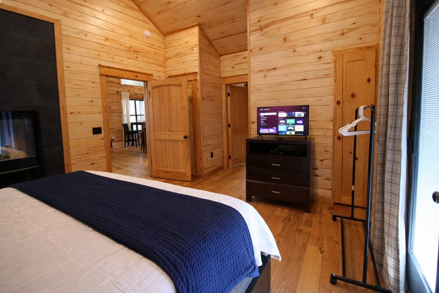 Walk2Town•Private Creek•Hot Tub•Deck•Fireplaces