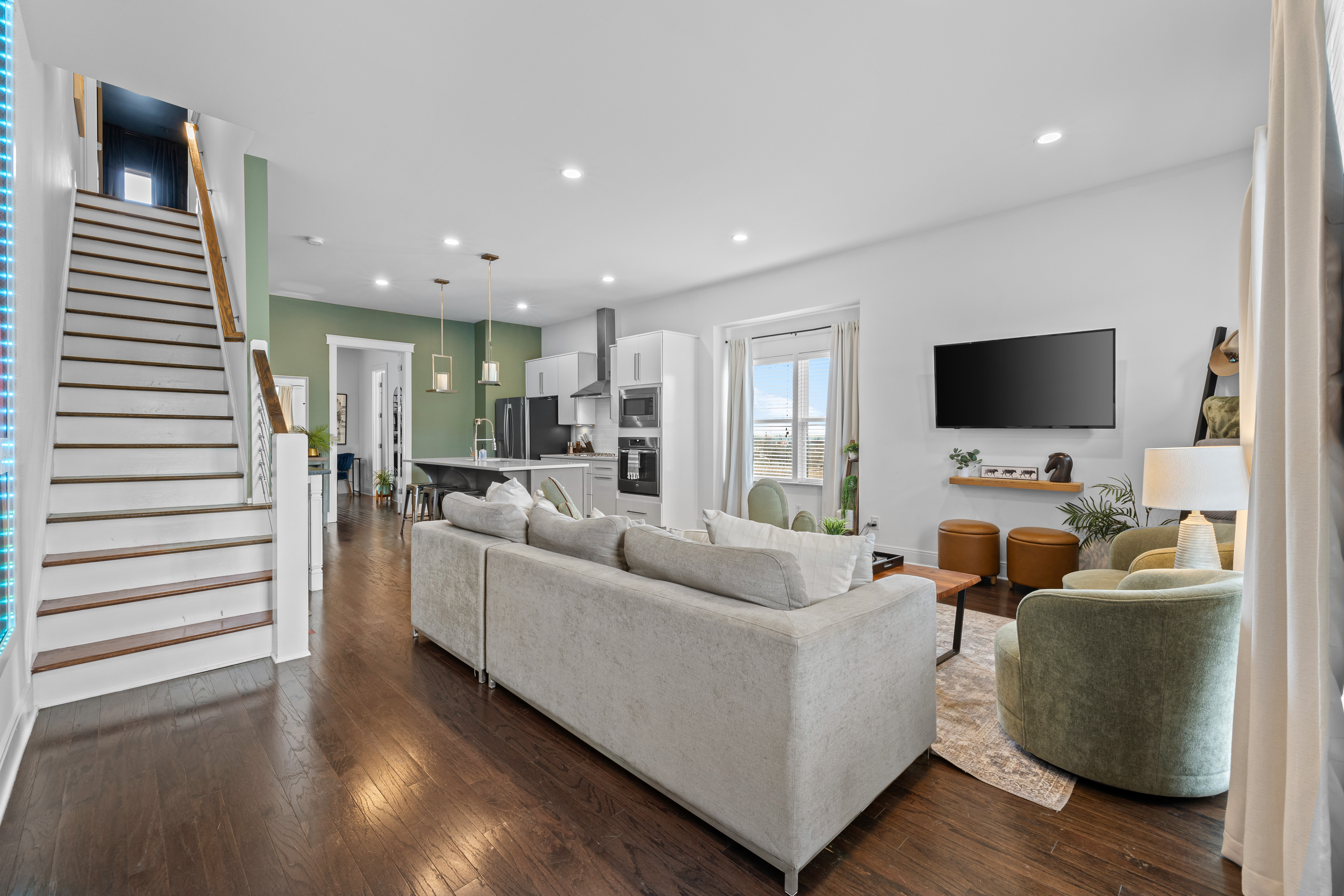 Rooftop Sauna & Fire Pit + Walk to BRDWY + 14 beds