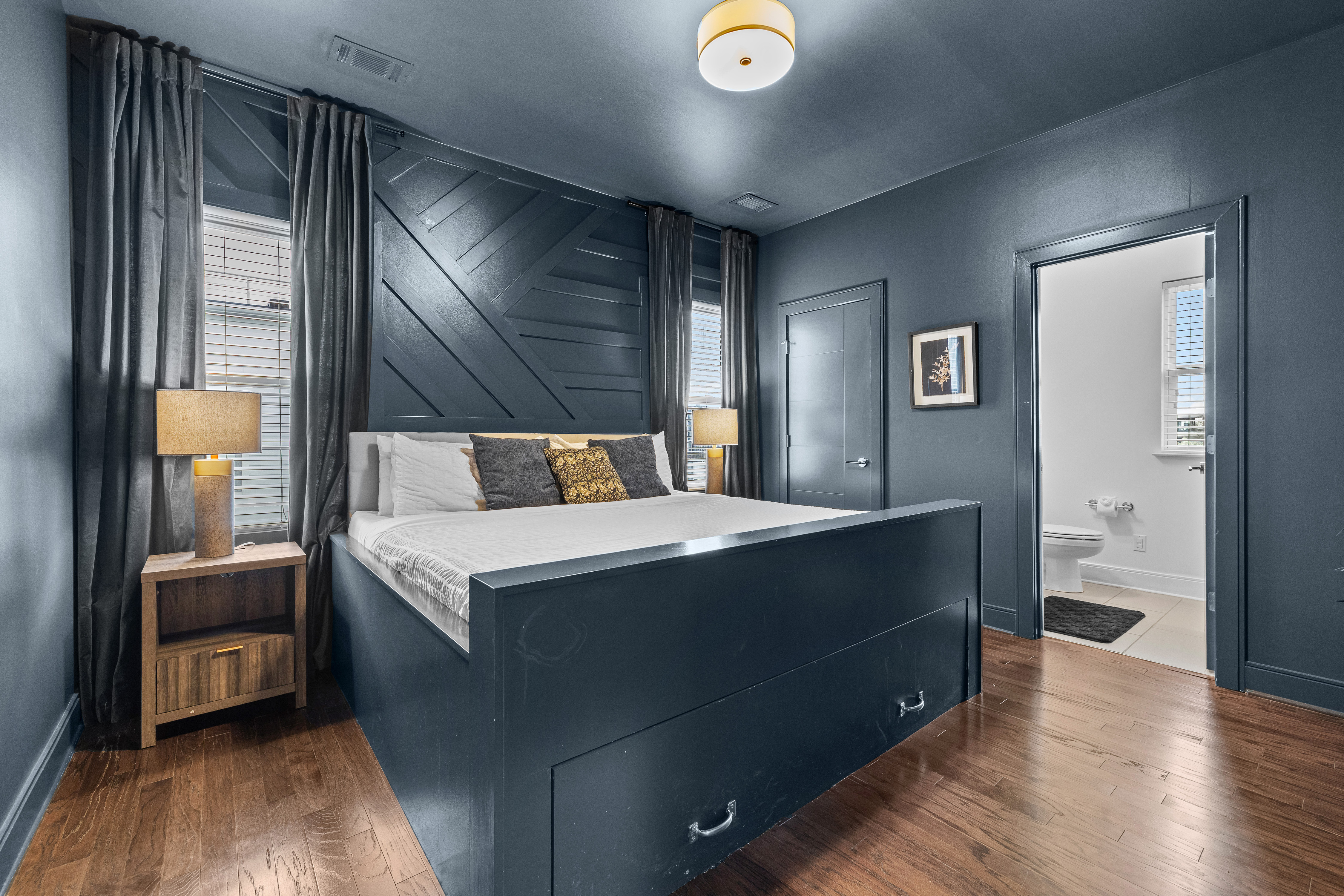 Rooftop Sauna & Fire Pit + Walk to BRDWY + 14 beds