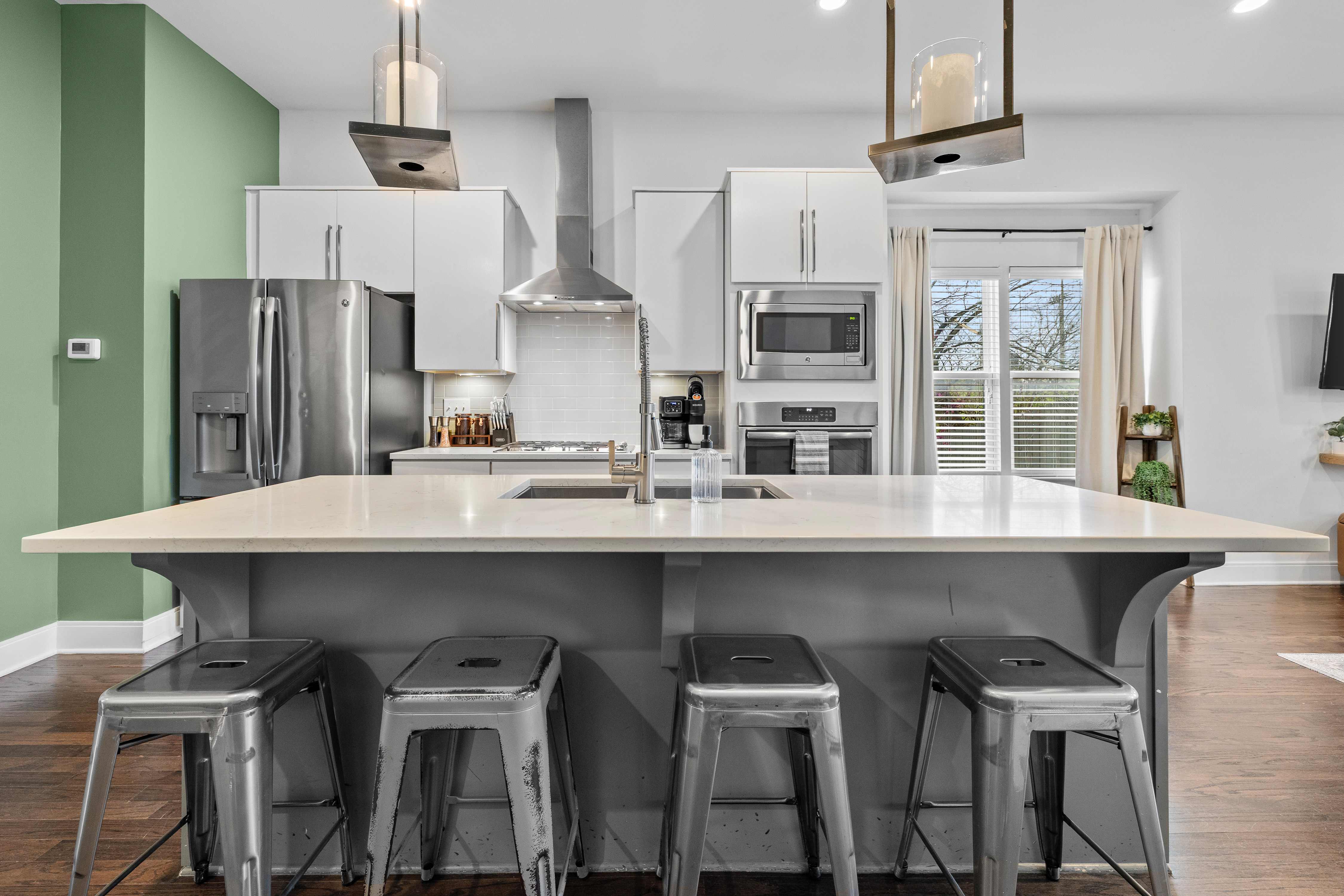 Rooftop Sauna & Fire Pit + Walk to BRDWY + 14 beds
