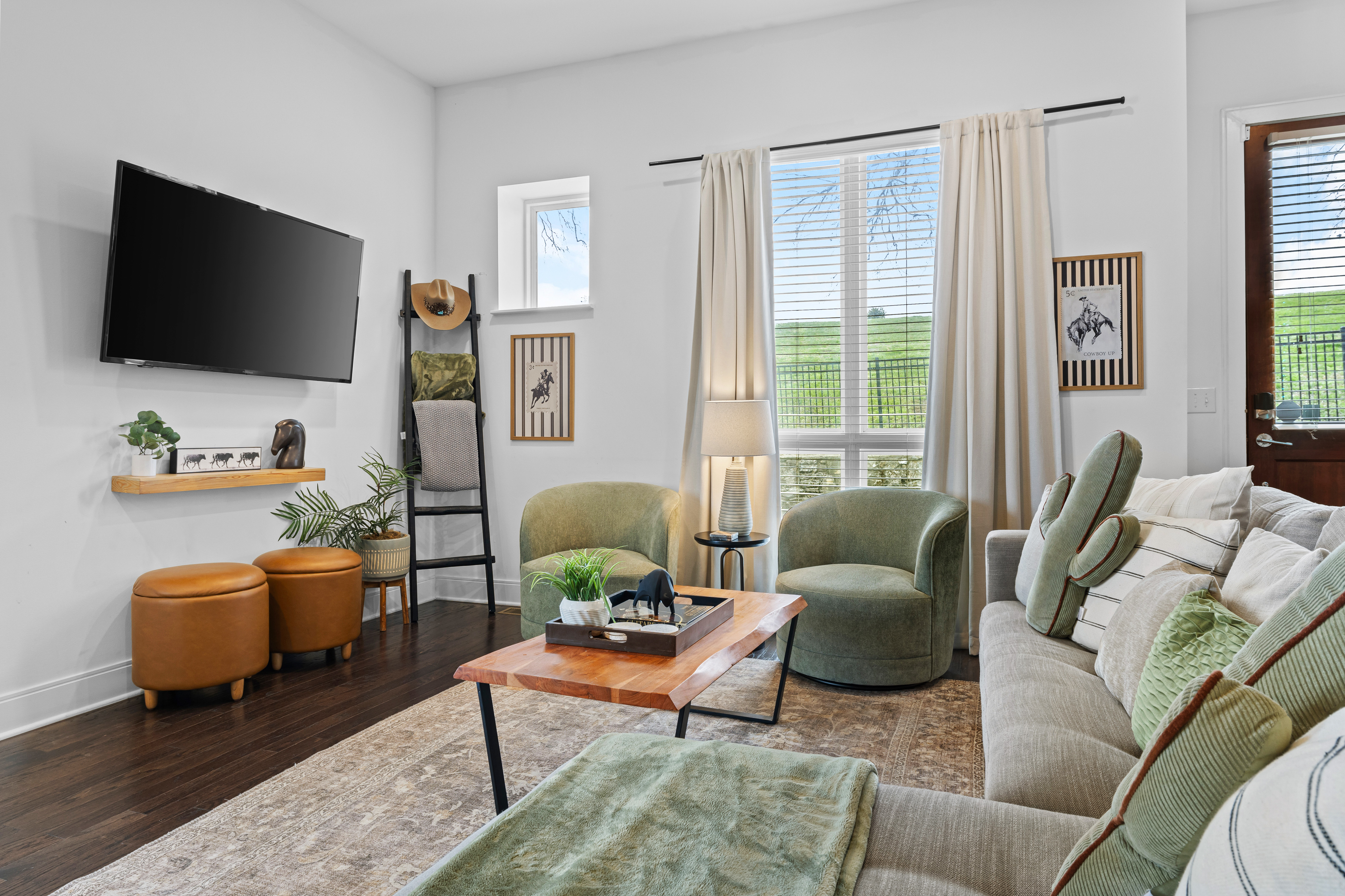 Rooftop Sauna & Fire Pit + Walk to BRDWY + 14 beds