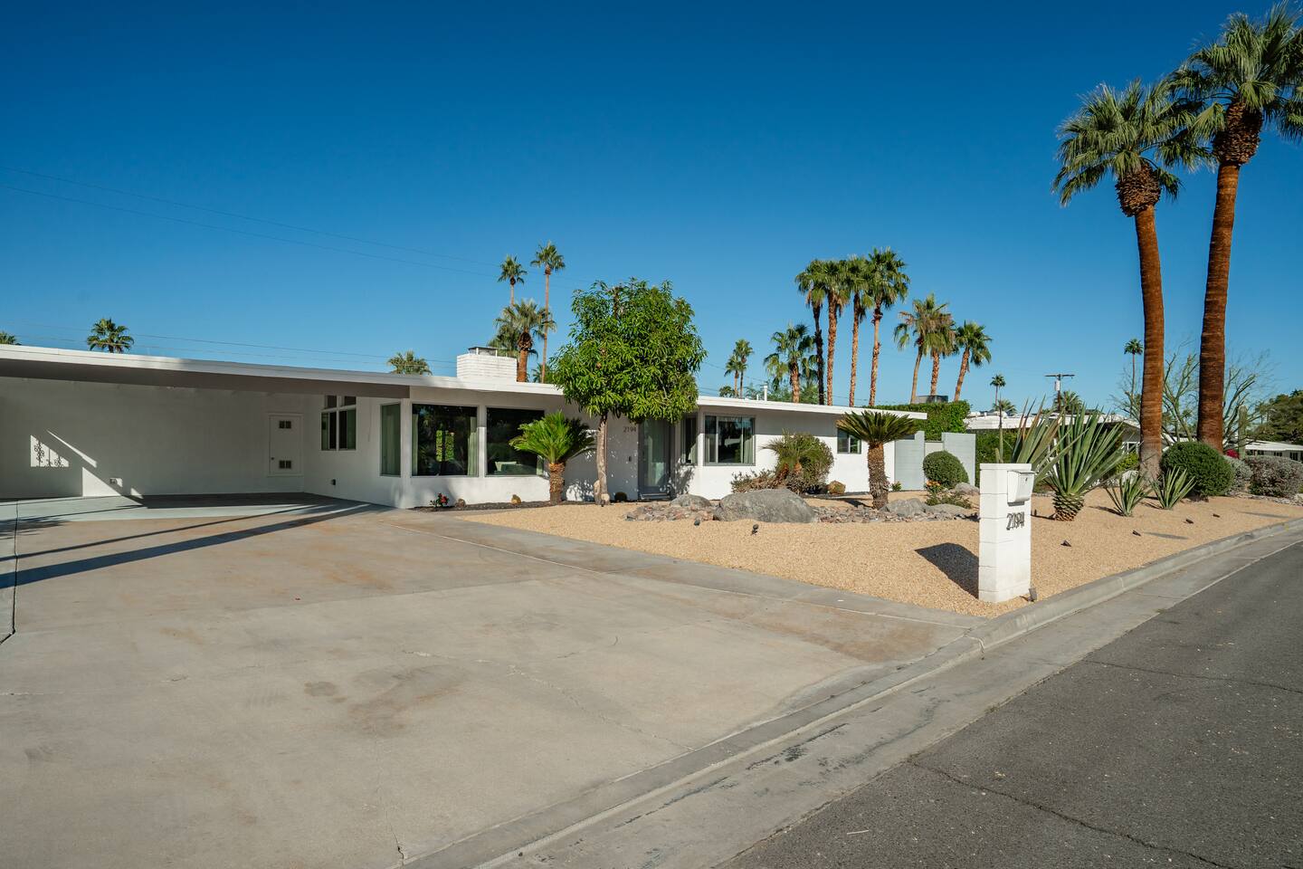 Ms Parker, 5br 4ba Spacious Midcentury Retreat