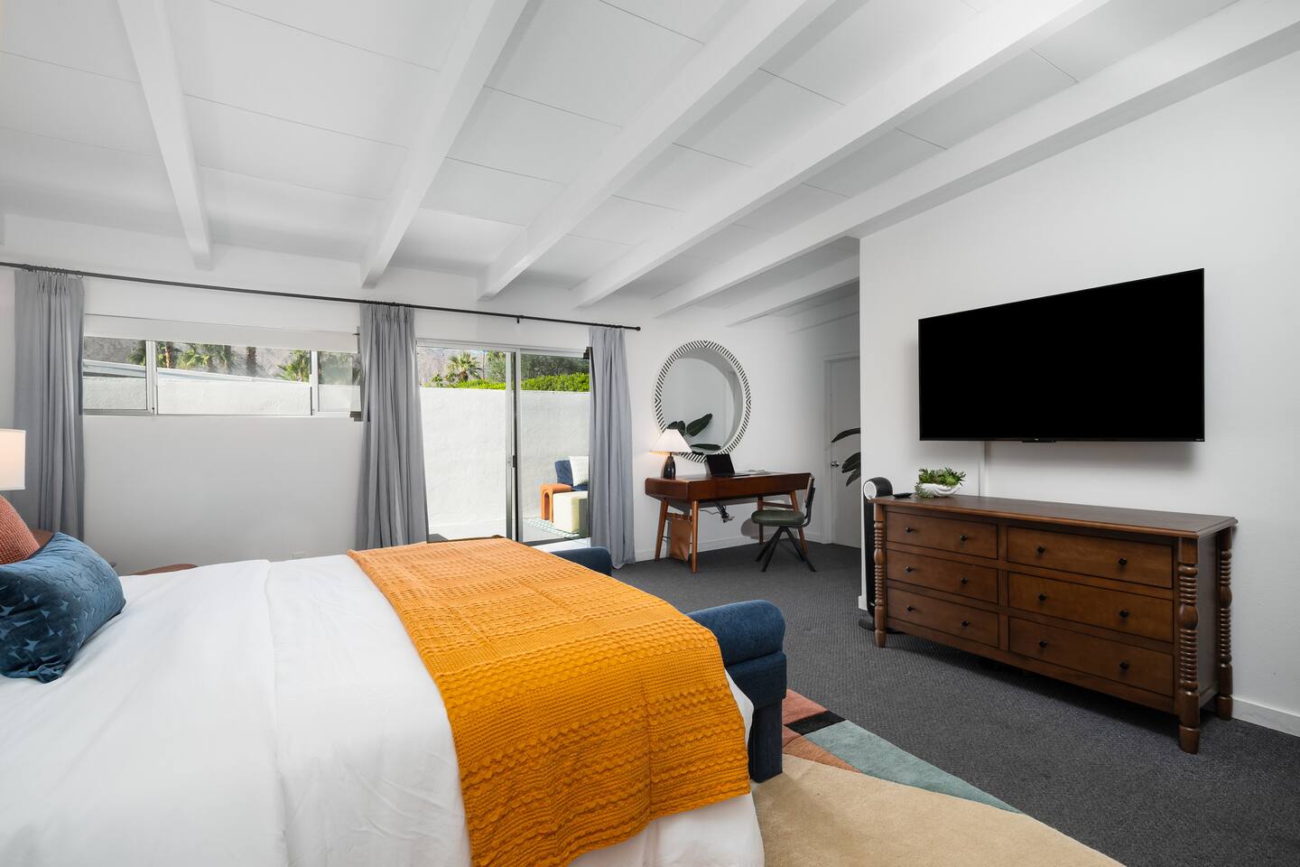 Ms Parker, 5br 4ba Spacious Midcentury Retreat