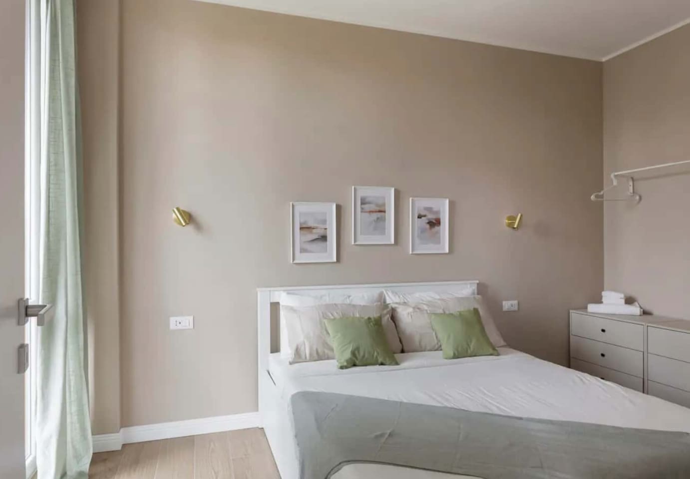 Modern 2BD Near Isola by Sonno Homes