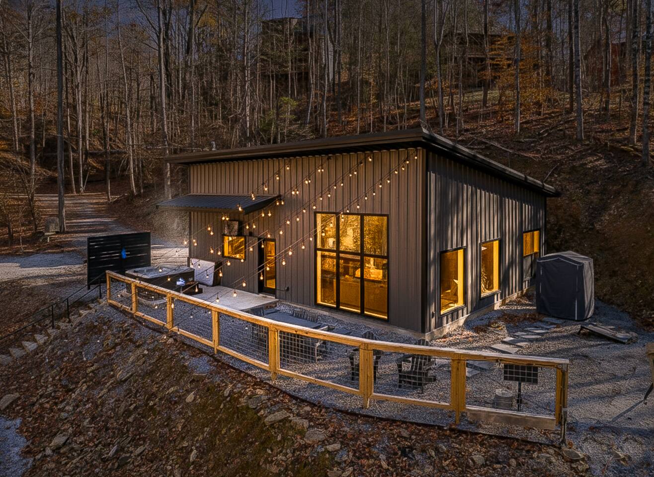 Husky Ridge Retreat: Modern Smoky Getaway! — Sevierville — vacation rental