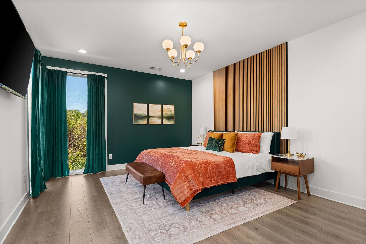 Hot tub, pool table, city view - NO BUNKS