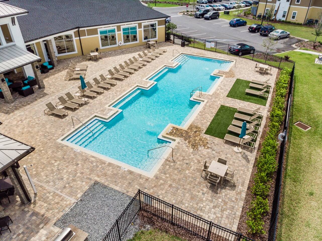 2BR Family Suite with Games & Pool - Apartment