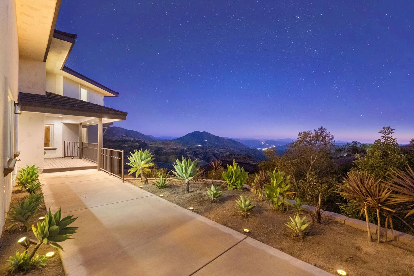 Sleeps 24 •Epic Views •HotTub •Theater •Games Room