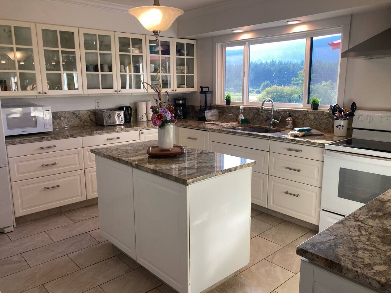 Ramblin' Rose Family Home on 2 Acres