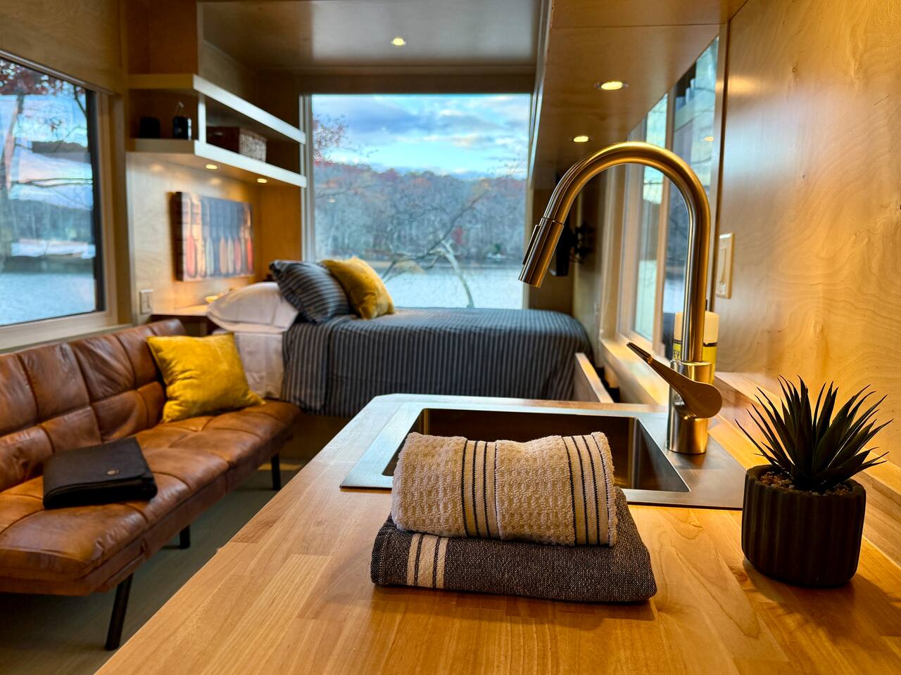 "The Stargazer" Waterfront Tiny House — East Lyme — vacation rental