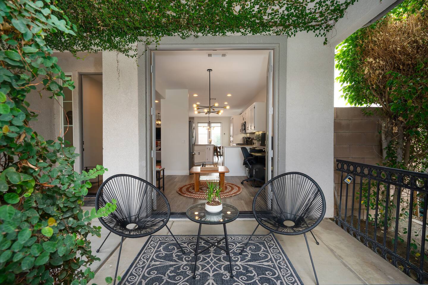 The Ivy, 4br with private backyard Large Pool/Spa
