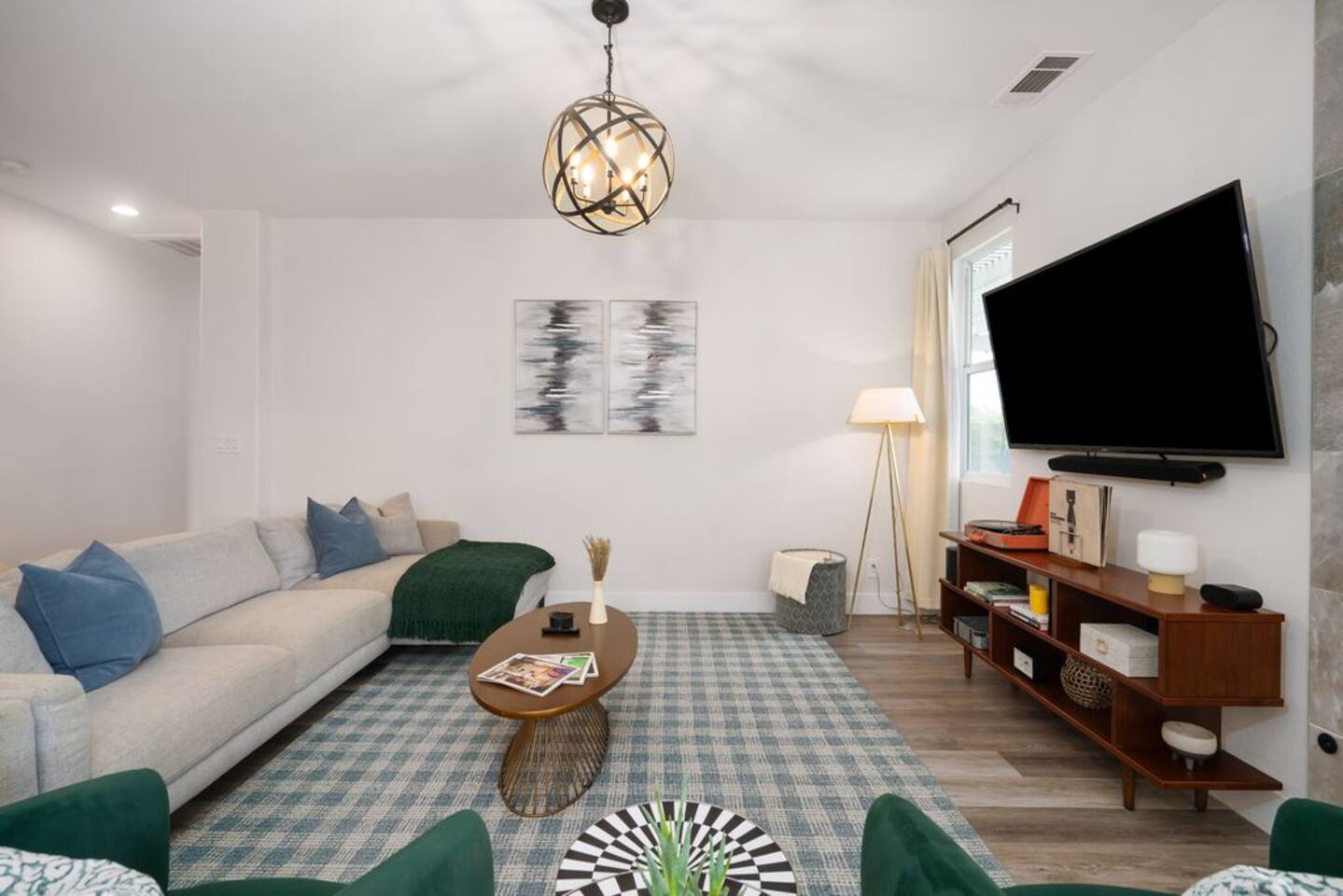 The Ivy, 4br with private backyard Large Pool/Spa