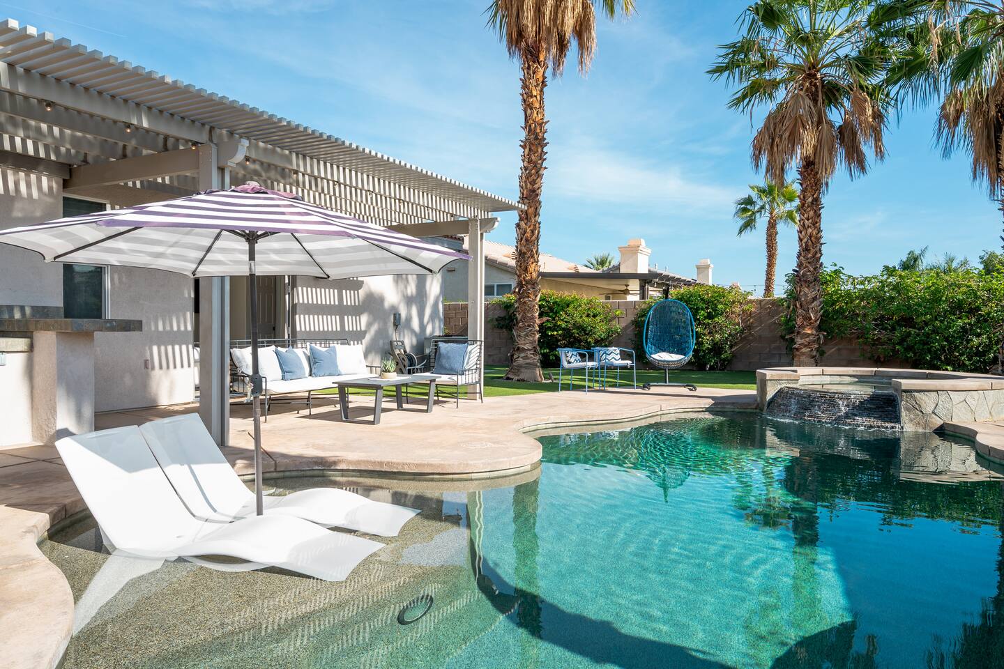The Ivy, 4br with private backyard Large Pool/Spa