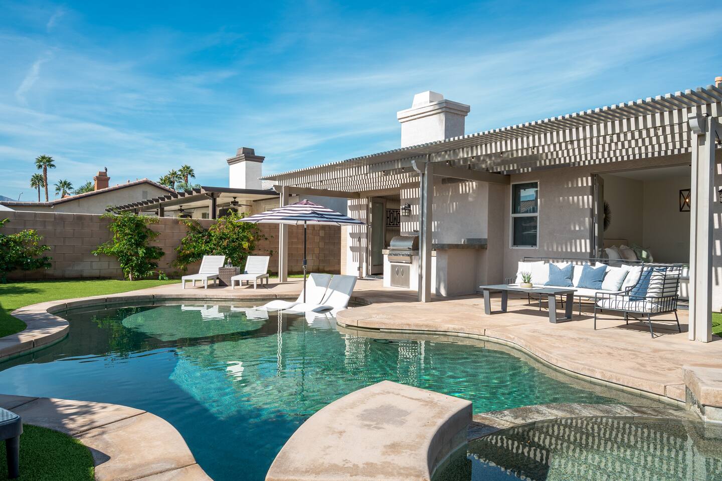 The Ivy, 4br with private backyard Large Pool/Spa