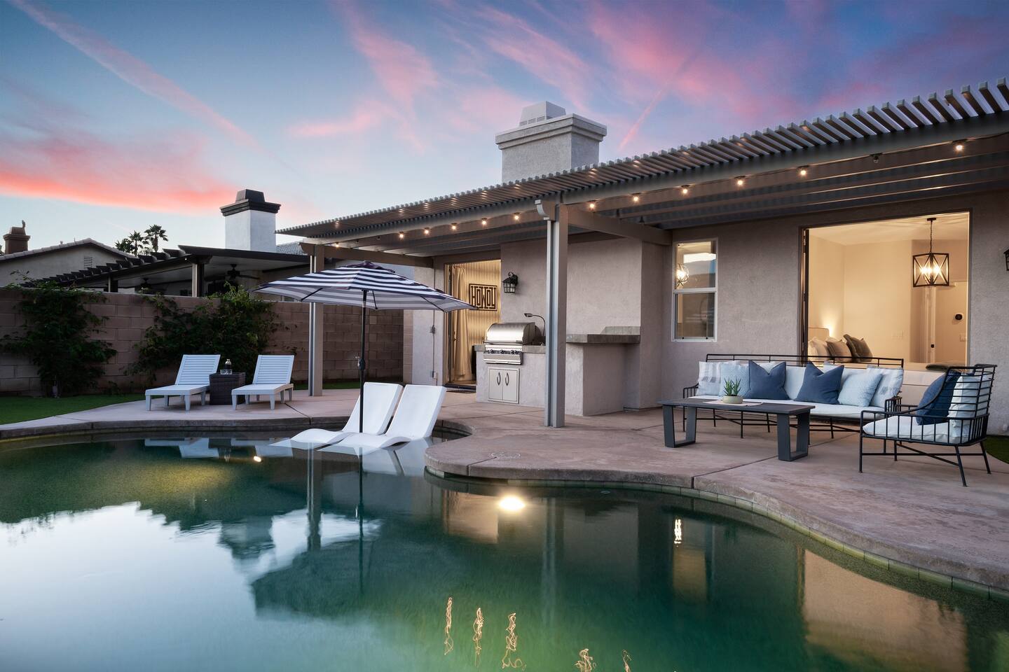 The Ivy, 4br with private backyard Large Pool/Spa