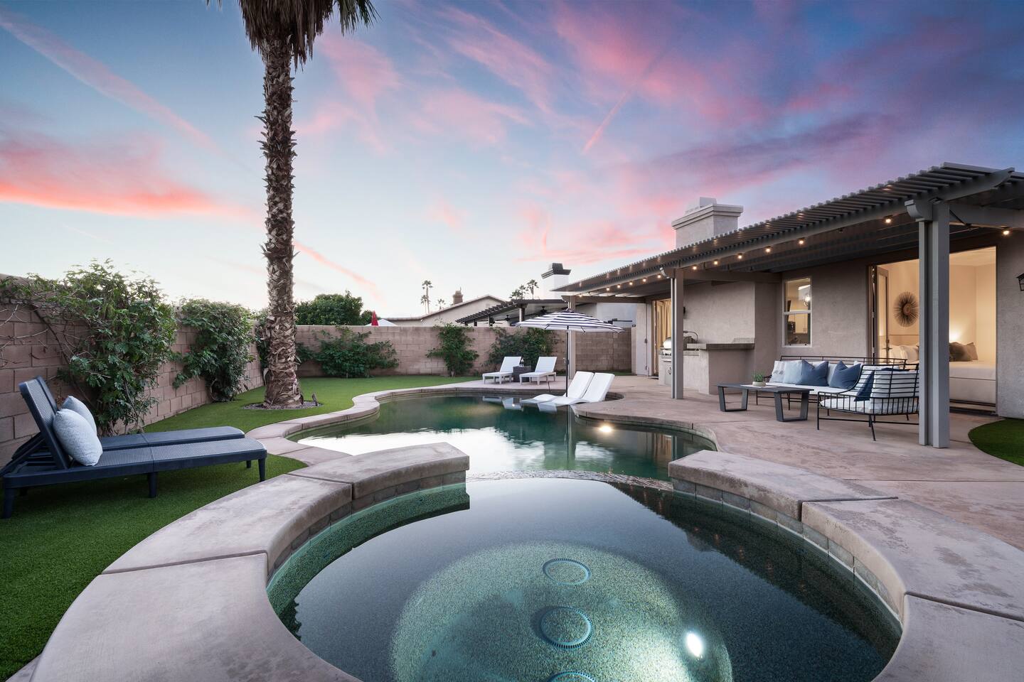 The Ivy, 4br with private backyard Large Pool/Spa