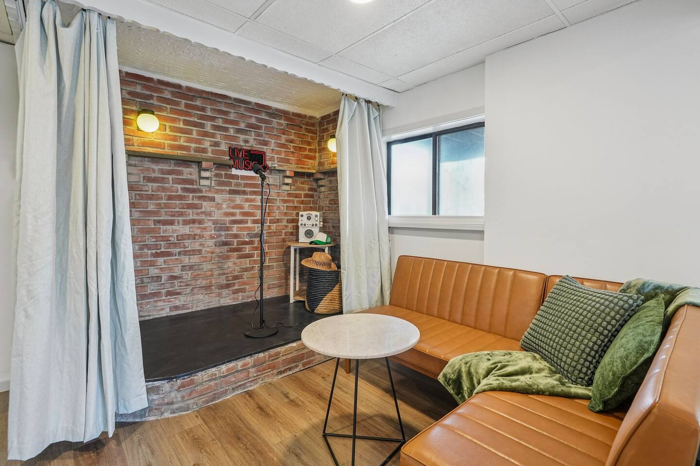 Hopskip Home | Karaoke | Firepits | Near Skiing