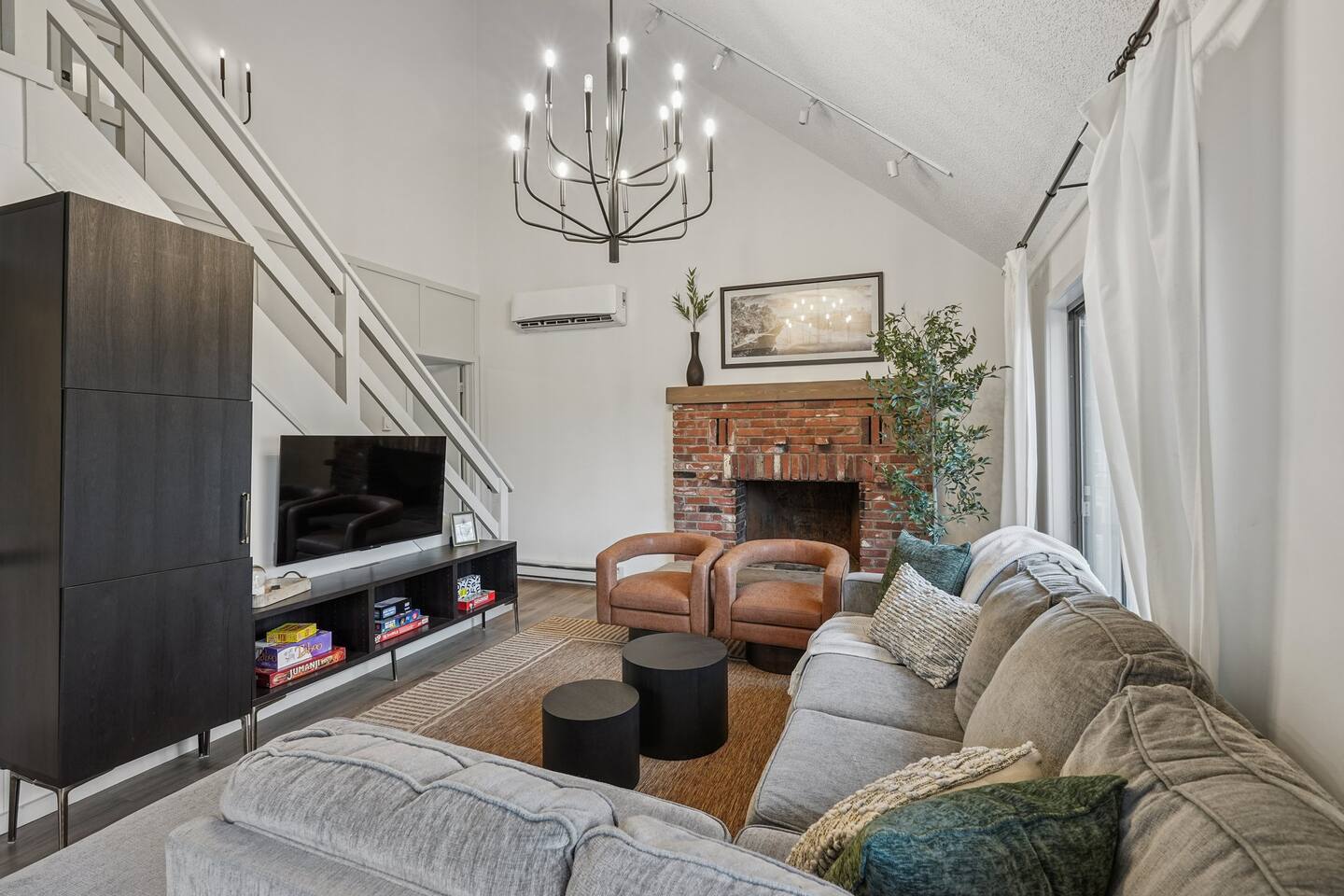Hopskip Home | Karaoke | Firepits | Near Skiing