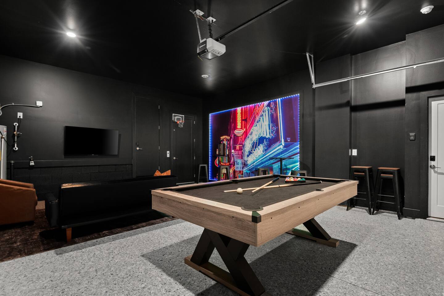 Rooftop Hot Tub + Views + 12 Beds + Game Room